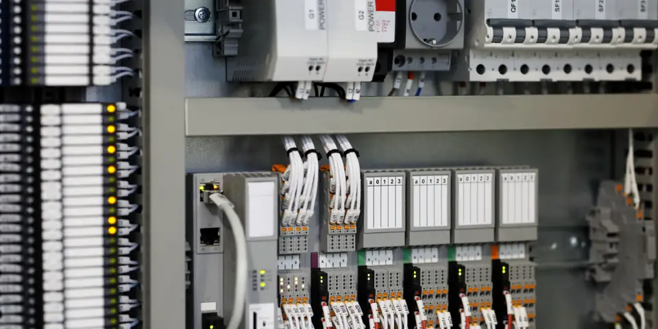 Electrical panel with different wires